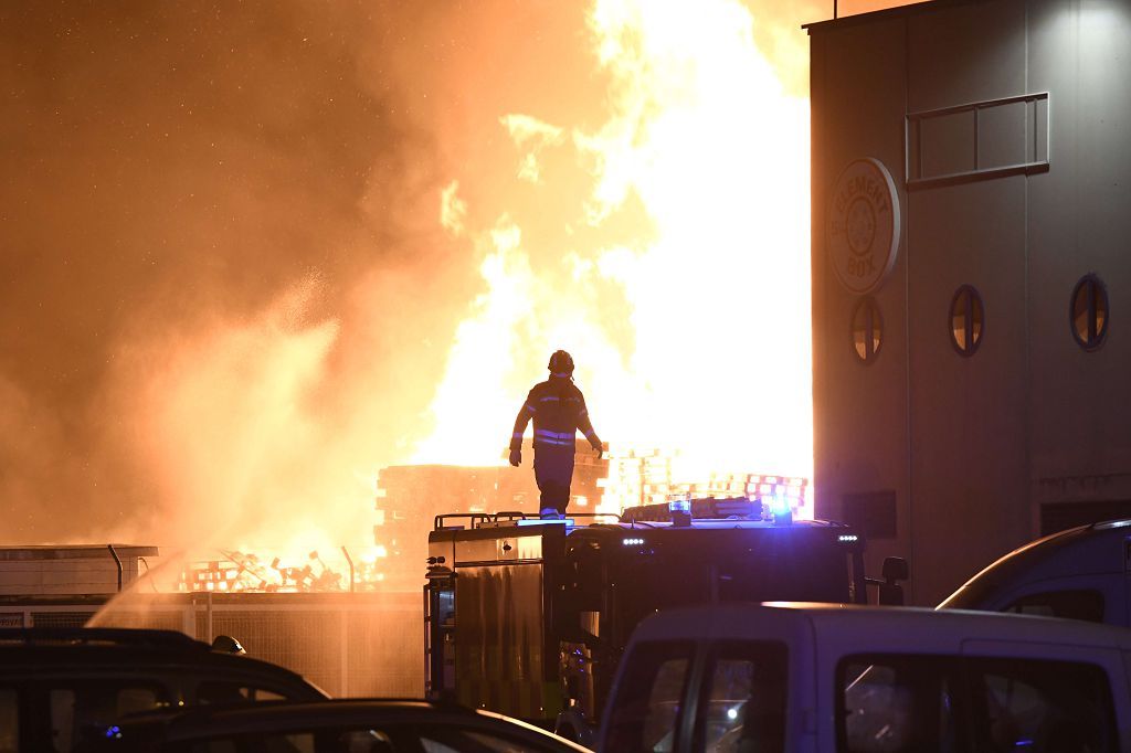 Estas son las imágenes que el aparatoso incendio de Puente Tocinos ha dejado este sábado