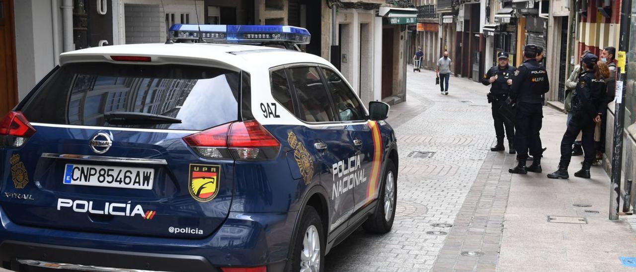 Una patrulla de la Policía Nacional durante un desalojo de una vivienda ocupada en A Coruña. |   // V. ECHAVE