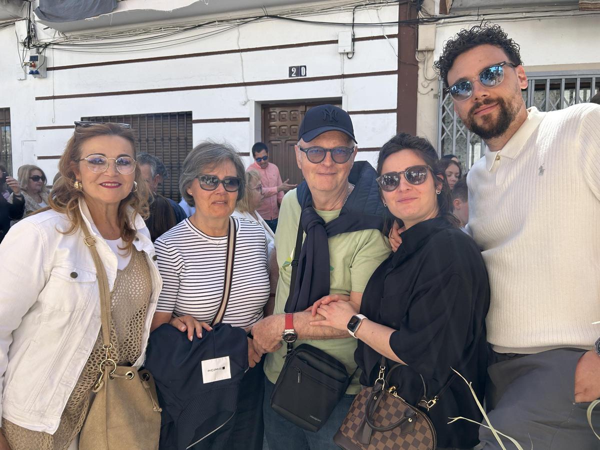 Mari Fe y Laura con su familia suiza.