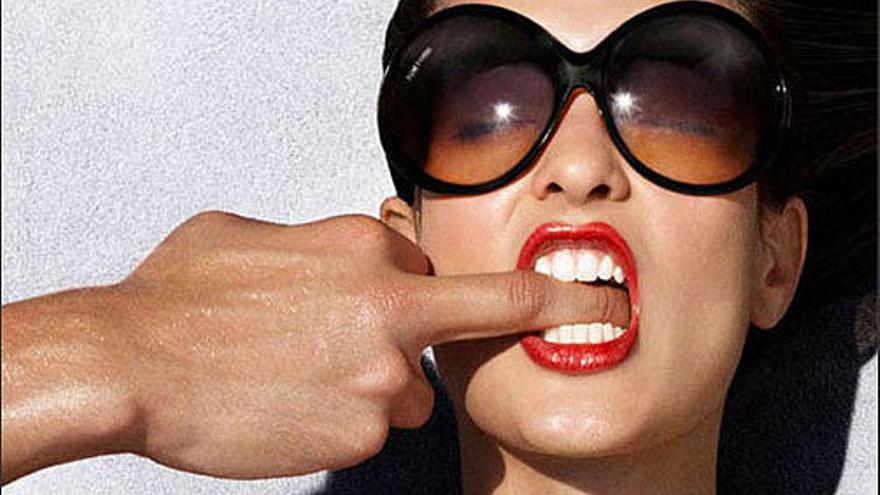 Imagen de unas gafas diseñadas por Tom Ford que forman parte de una polémica campaña publicitaria prohibida en Italia por obscenidad. El lujo también busca el escándalo.