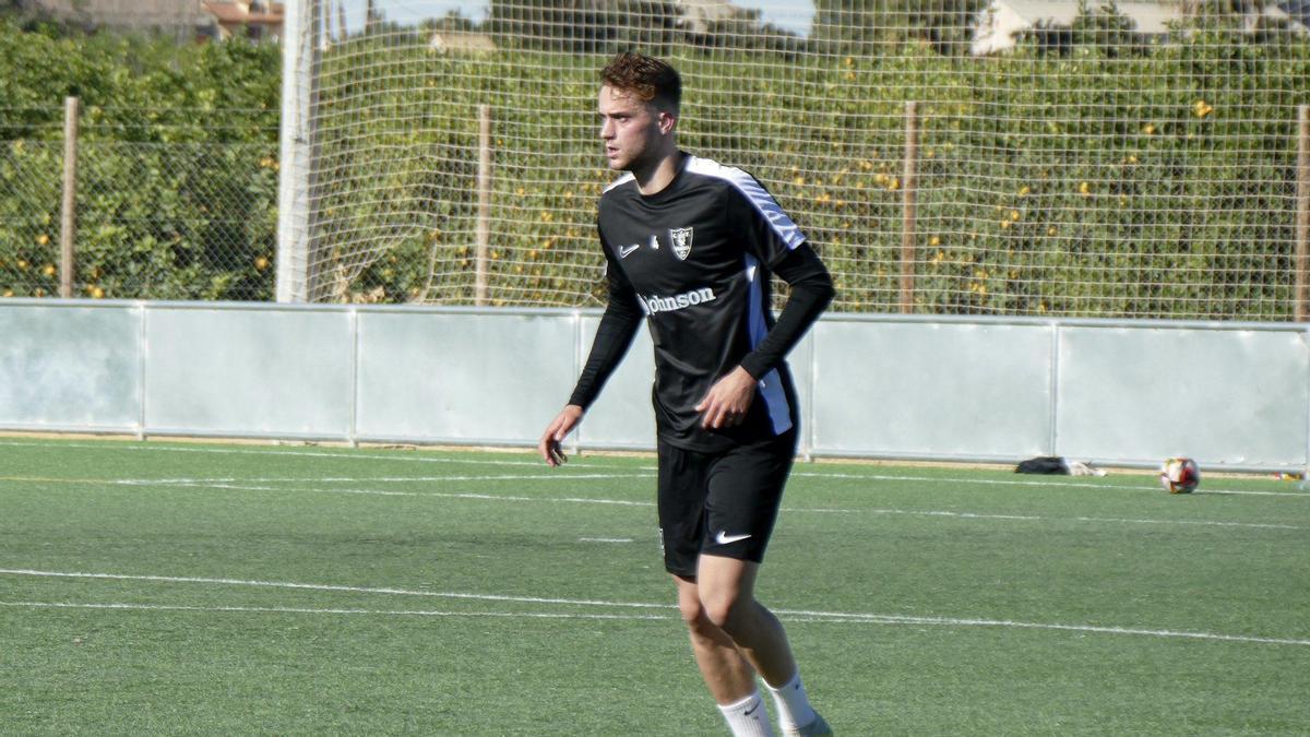 Diego Espejo se ejercita con la camiseta del Orihuela bajo las órdenes de Sergi Guilló