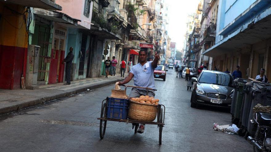 Un vendedor ambulante por una calle de La Habana.