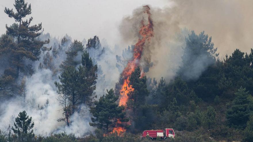 El fuego arrasa ya 4.600 hectáreas de terreno y amenaza aldeas en O Courel