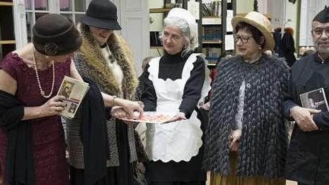 Participantes en la recreación de un salón de té de los años 30.