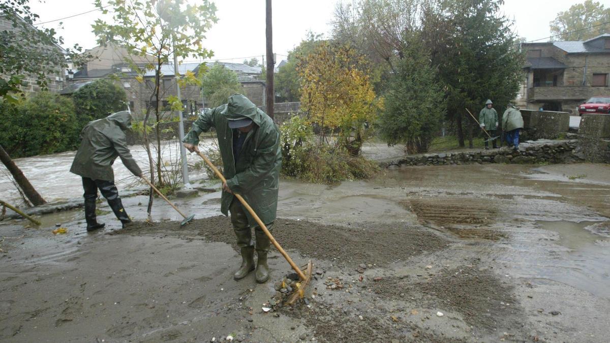 Imagen de archivo achicando agua en Trefacio.