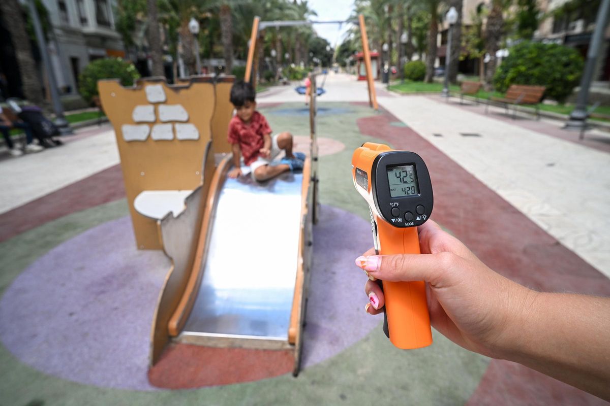 Espacio de juegos infantiles en la avenida Doctor Gadea, a 42,5 grados al sol.