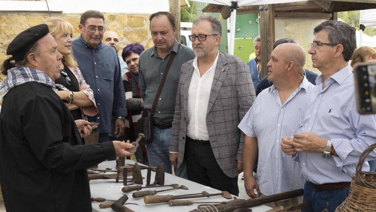 El presidente de la Diputación, José Martí, visitó los puestos de la feria de municipios de la Serra d’Espadà.