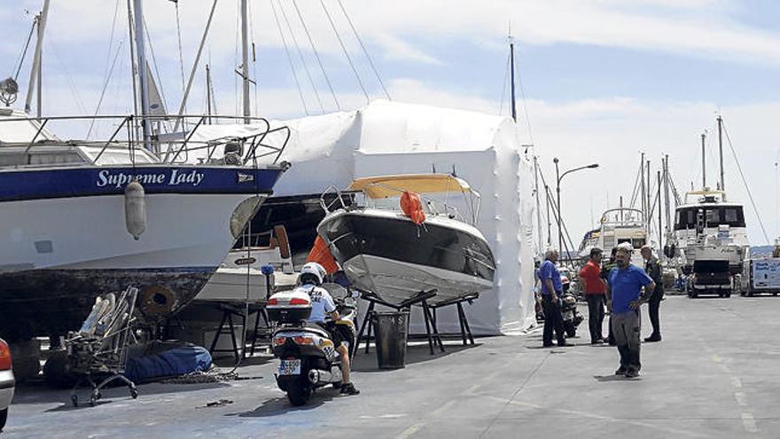 Efectivos de la Guardia Civil y la Policía Local tras el incendio de un yate en Can Pastilla.