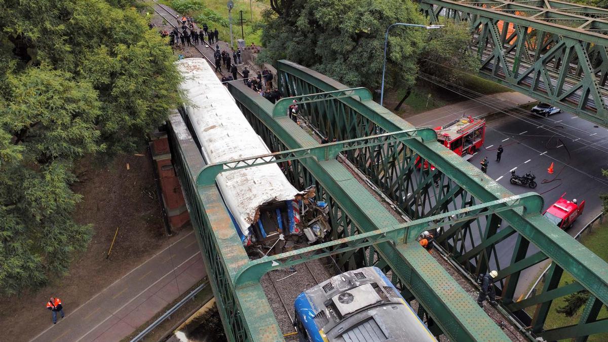 Tren de pasajeros se estrelló contra un tren de mantenimiento en Buenos Aires, dejando al menos 30 personas hospitalizadas, dos de las cuales estaban en estado grave