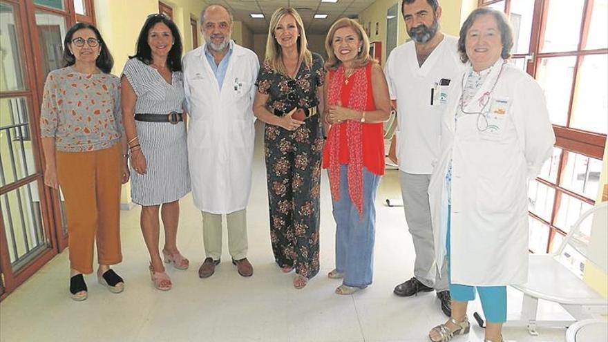 María Jesús Botella conoce la realidad de los facultativos de Salud en Bujalance