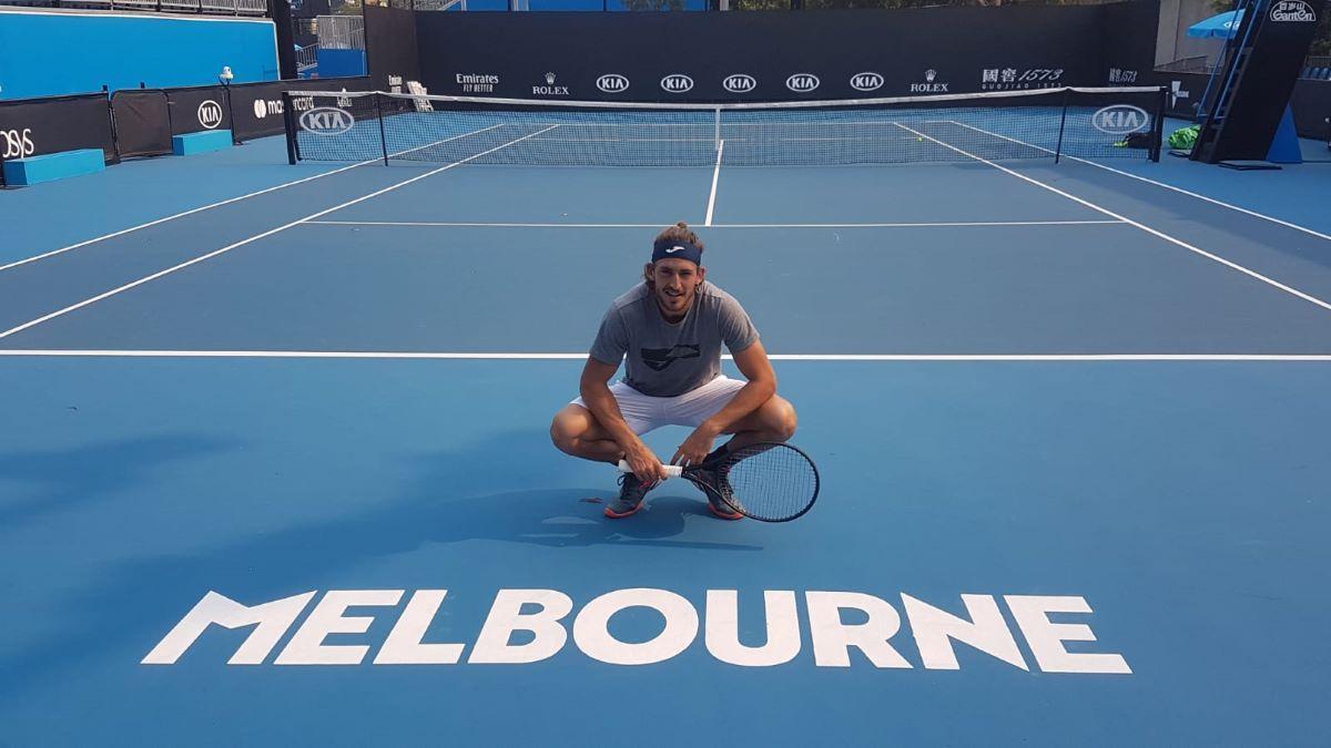 El tenista de Elche Mario Vilella, obligado a confinarse en su hotel de Melbourne.