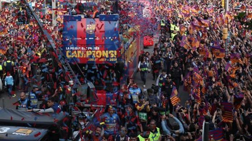 El Barcelona celebró ayer con la tradicional rúa por las calles de la ciudad la consecución de su vigésimo quinto título de Liga.