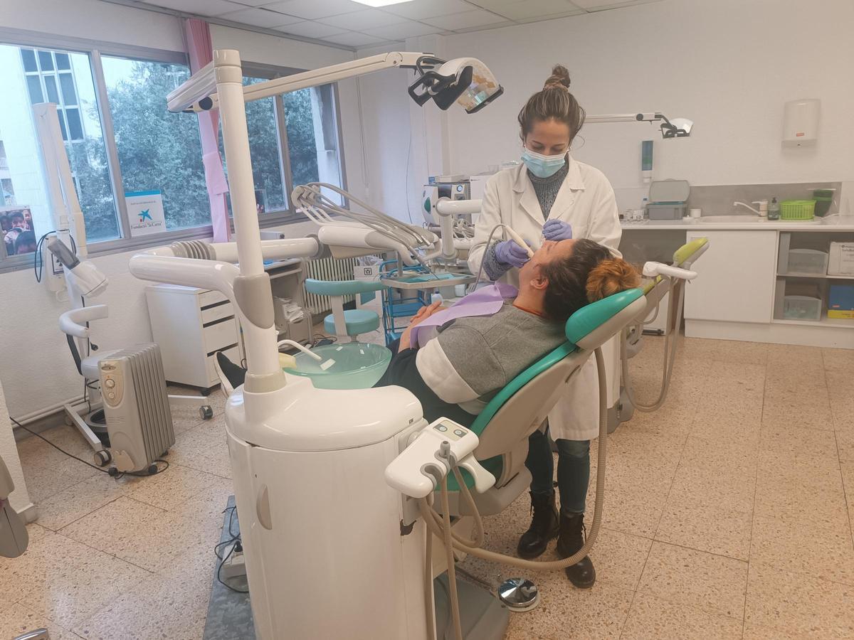 Una paciente en la clínica de la Fundación Odontología Solidaria de Granollers.