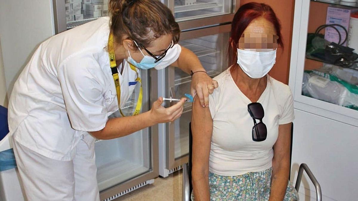 La vacunación con la tercera dosis arrancó ayer en el hospital Virgen de la Arrixaca | CARM