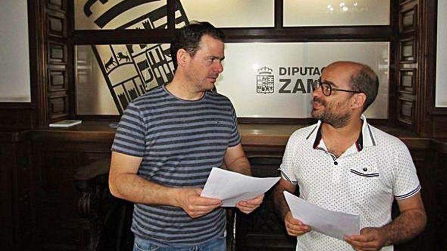 Antonio Juárez y Eduardo Folgado en el registro de la Diputación provincial de Zamora.