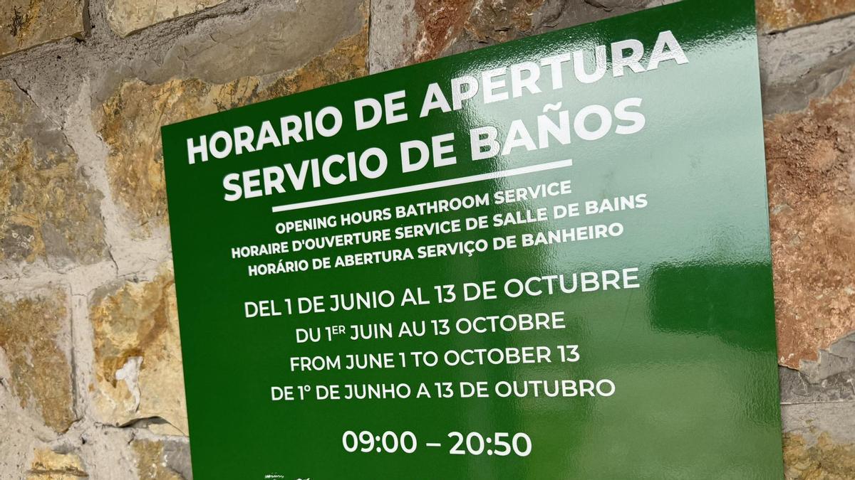 El cartel con el horario de apertura de los baños de Buferrera.