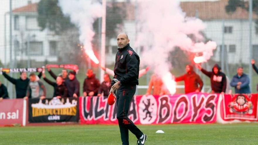 Bengalas de apoyo al Sporting en una mañana de gran ambiente en Mareo