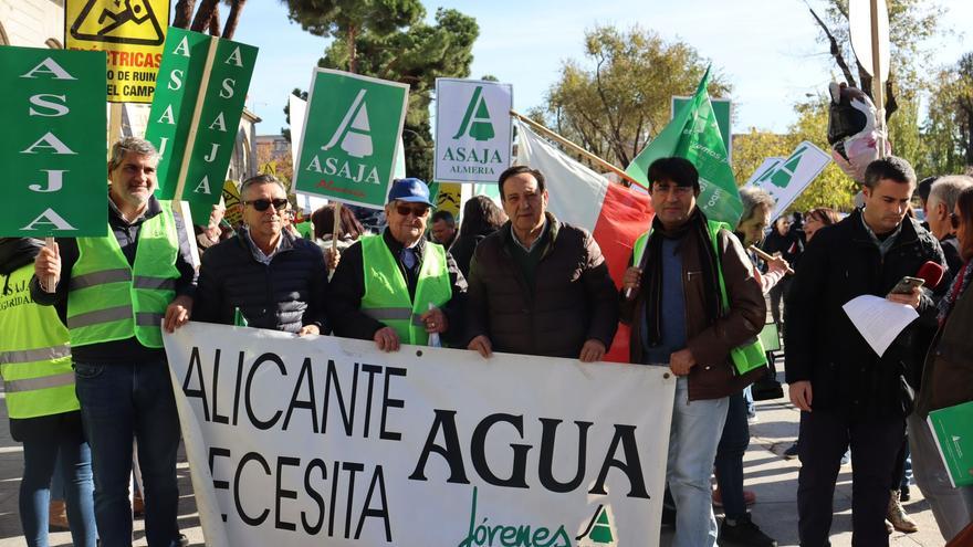 El Consell se abstiene en el plan del Tajo que recorta el trasvase, rechazado en bloque por regantes y el PP