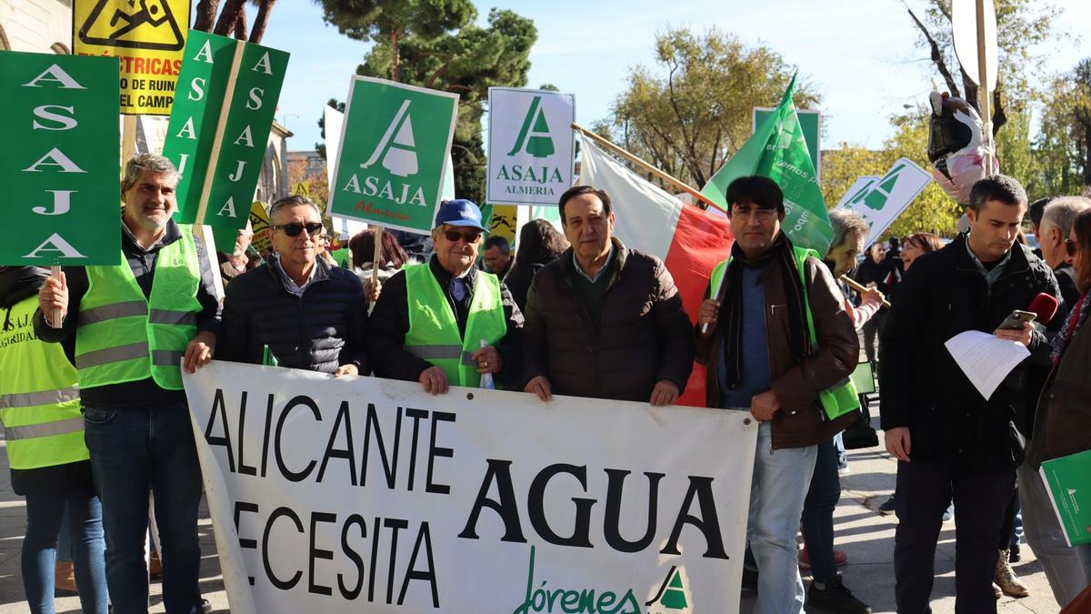 Pepe Andújar de Riegos de Levante, con gorra y José Vicente Andreu, presidente de Asaja-Alicante en la protesta este martes de Madrid