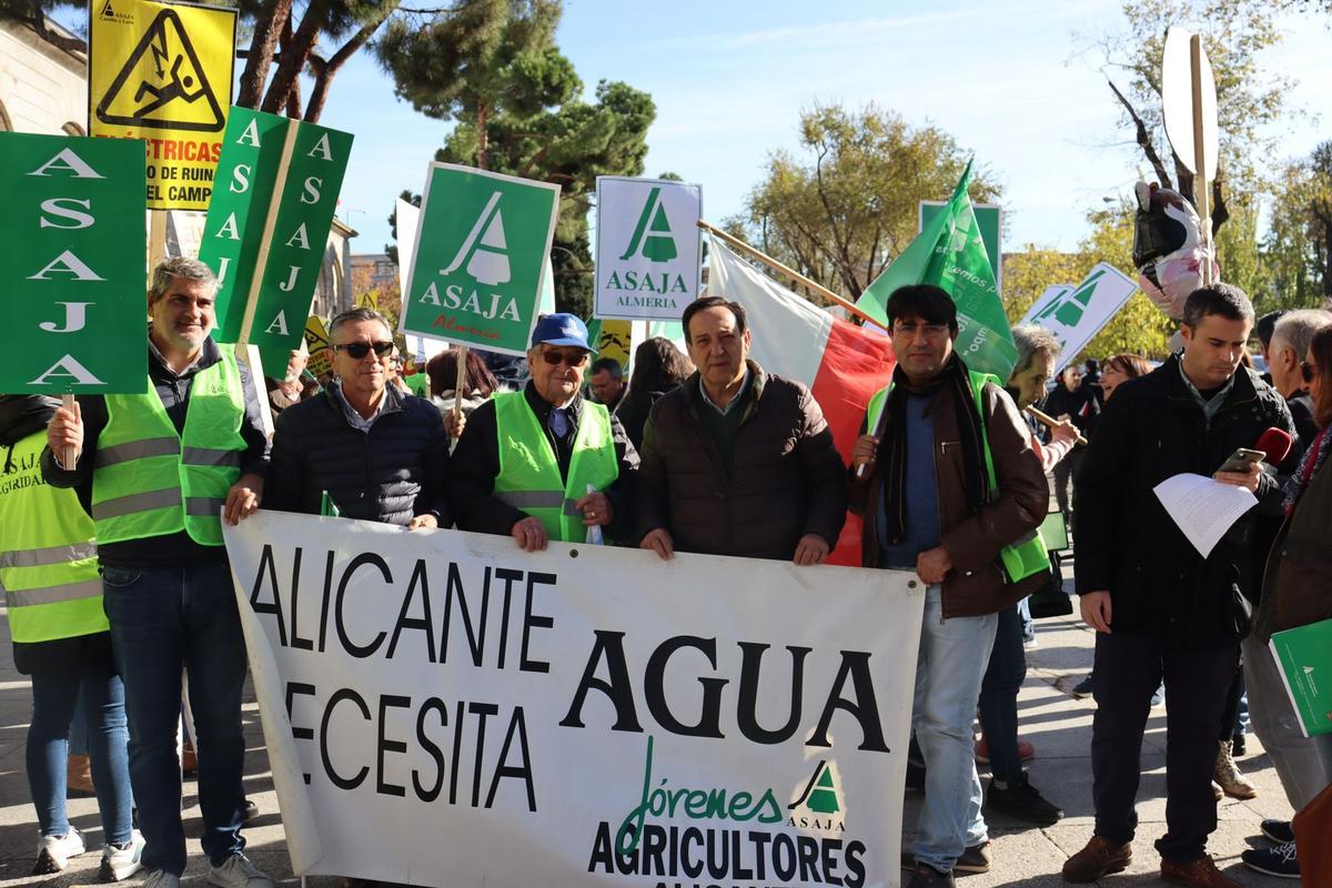Pepe Andújar de Riegos de Levante, con gorra y José Vicente Andreu, presidente de Asaja-Alicante en la protesta este martes de Madrid