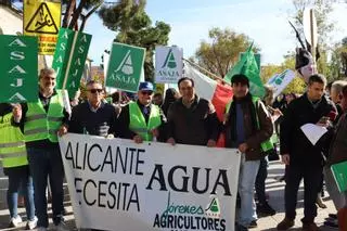 El Consell se abstiene en el plan del Tajo que recorta el trasvase, rechazado en bloque por regantes y el PP