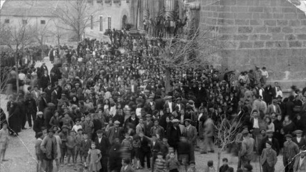 Vecinos de Caravaca acudieron a la Basílica tras conocer el robo de la Vera Cruz