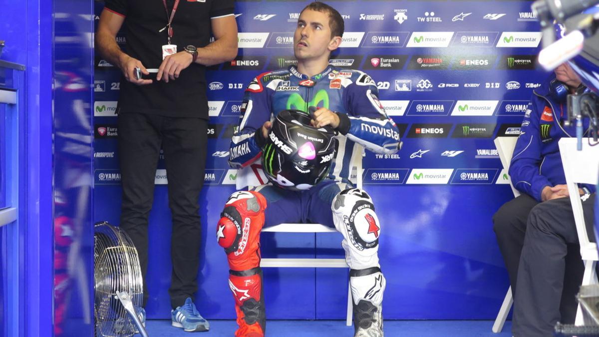 Jorge Lorenzo se prepara en su 'box' de Le Mans para el último entrenamiento, este sábado.