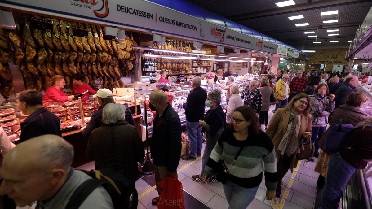 COMPRAS NAVIDEÑAS EN EL MERCADO DEL OLIVAR. MANU MIELNIEZUK