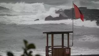 Canarias sigue en alerta por la borrasca 'Claudia': se esperan vientos de hasta 100 km/h, olas de cuatro metros y chubascos tormentosos