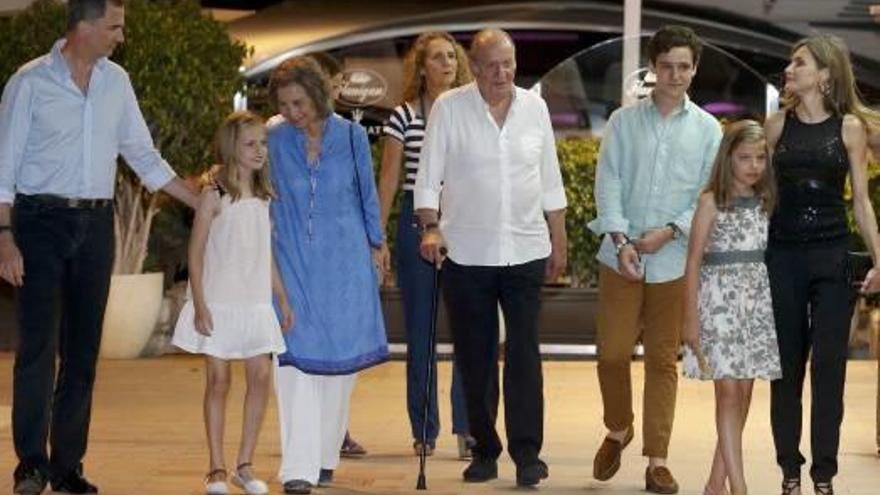 La Familia Real a la salida de un restaurante en Mallorca.