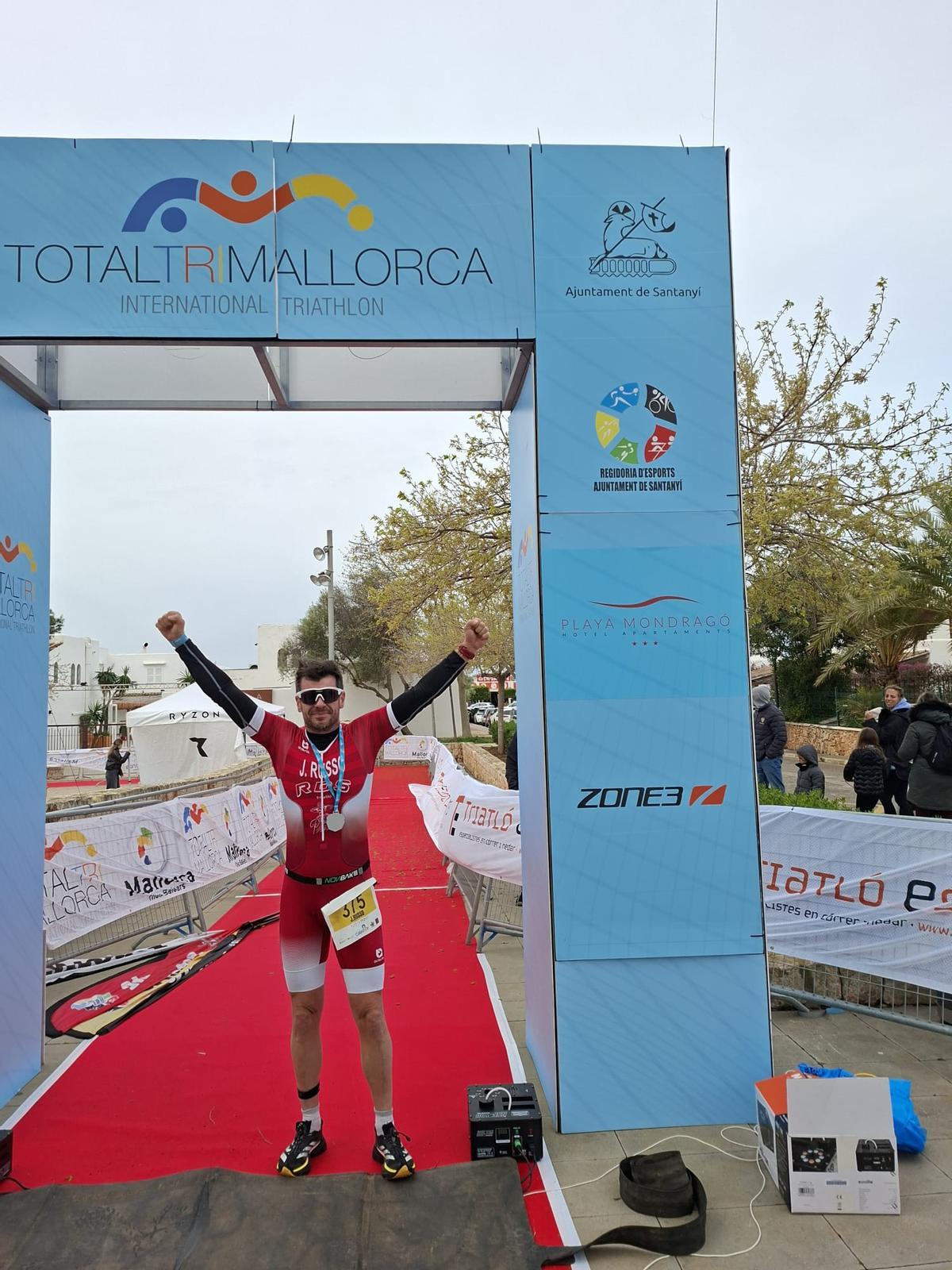 Javier Russo celebra el triunfo en la prueba 'small'.