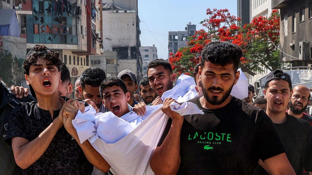 La población transporta a víctimas de un ataque israelí en la franja de Gaza, este sábado.