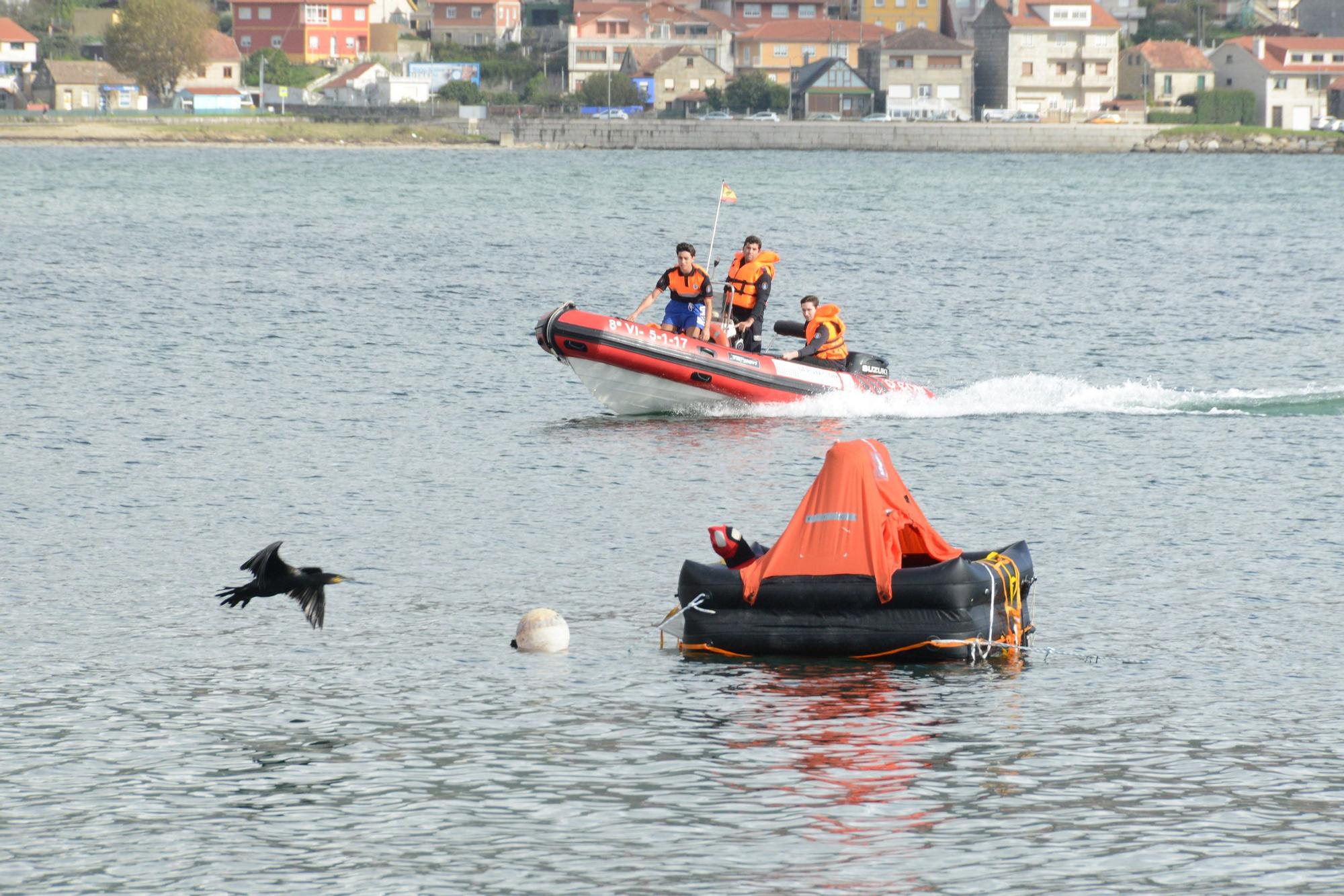 Escenas del simulacro de rescate frente a Moaña.