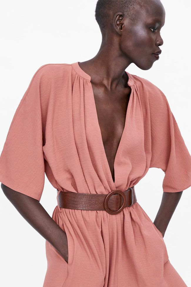 El mono rosa con cinturón de Zara que triunfó en invierno ya tiene versión  primaveral (y es perfecto para invitadas) - Woman