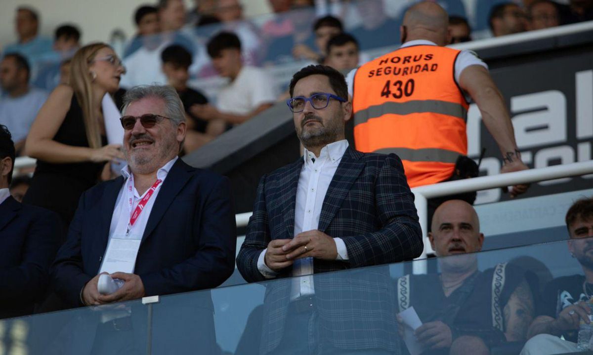 Los jugadores del Cartagena caminan cabizbajos tras el tanto de la victoria del Cádiz. | LOYOLA PÉREZ DE VILLEGAS