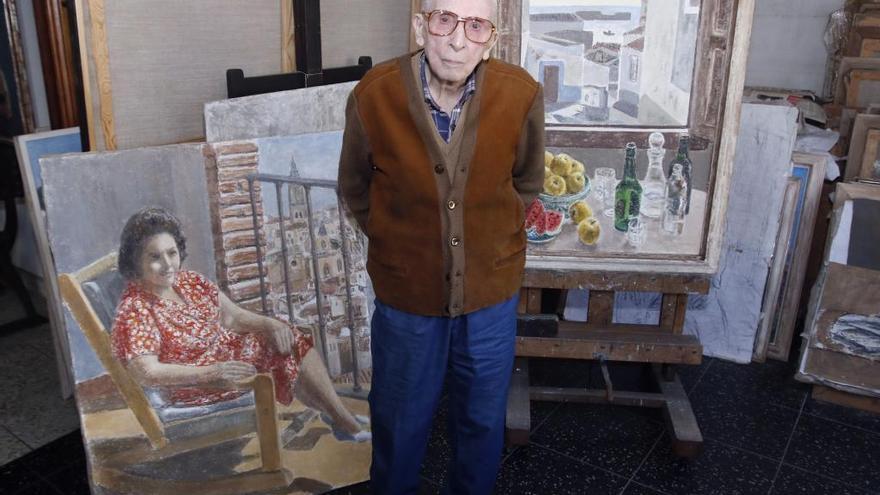 Luis Torras, en su estudio, con dos obras de este año, una de ellas un retrato de su mujer. // Alba Villar