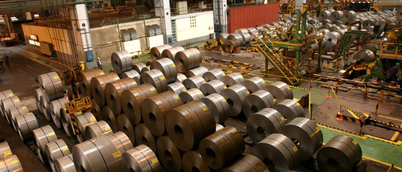 Bobinas de acero en las instalaciones de ArcelorMittal en Avilés