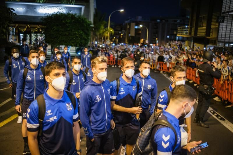 Derbi canario: La UD Las Palmas es recibida por los aficionados del CD Tenerife