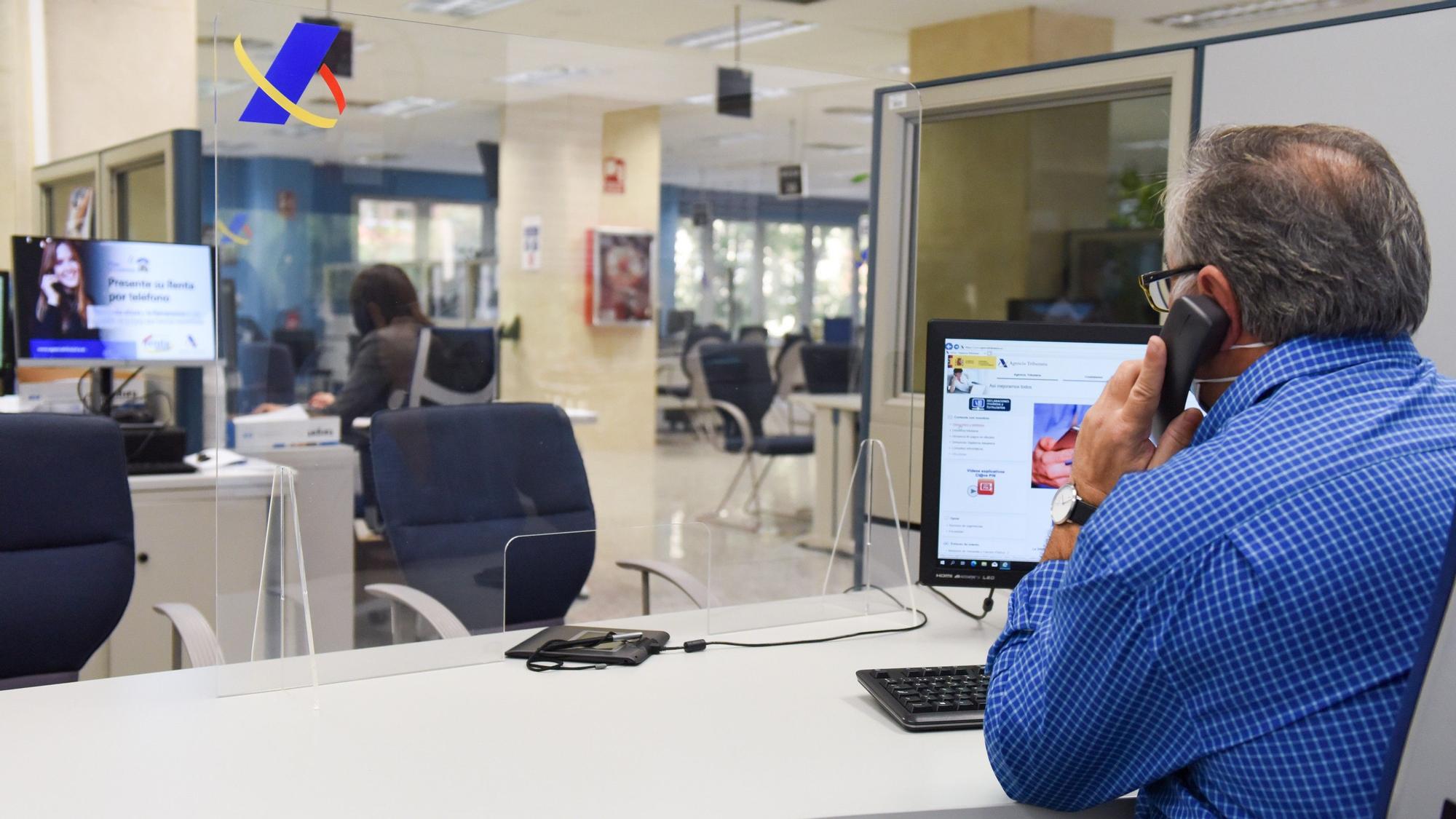 Un trabajador de una oficina de Madrid de la Agencia Tributaria.