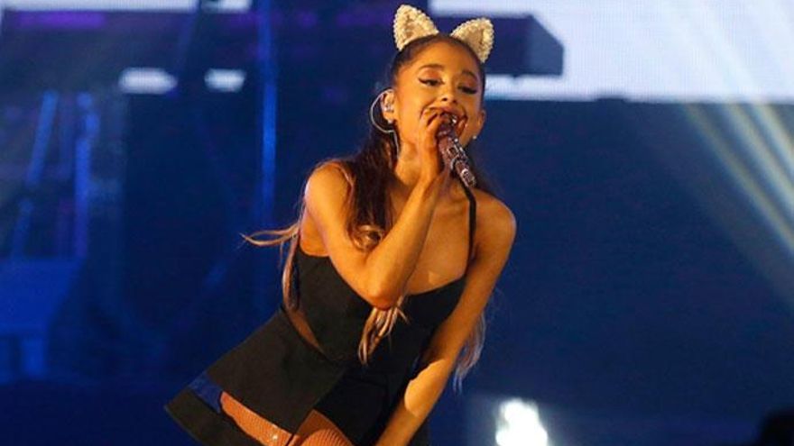 Ariana Grande durante un concierto