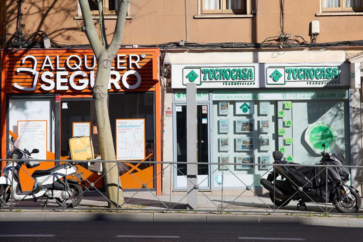 Archivo - Una oficina de Alquiler Seguro junto a otra de Tecnocasa