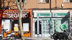 Archivo - Una oficina de Alquiler Seguro junto a otra de Tecnocasa