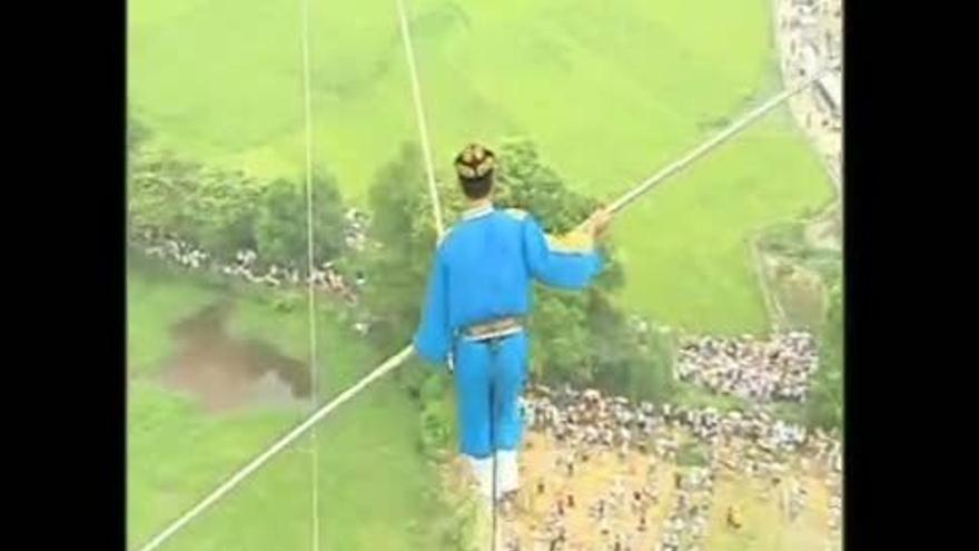 Un funambulista chino pierde el equilibrio a 100 metros de altura