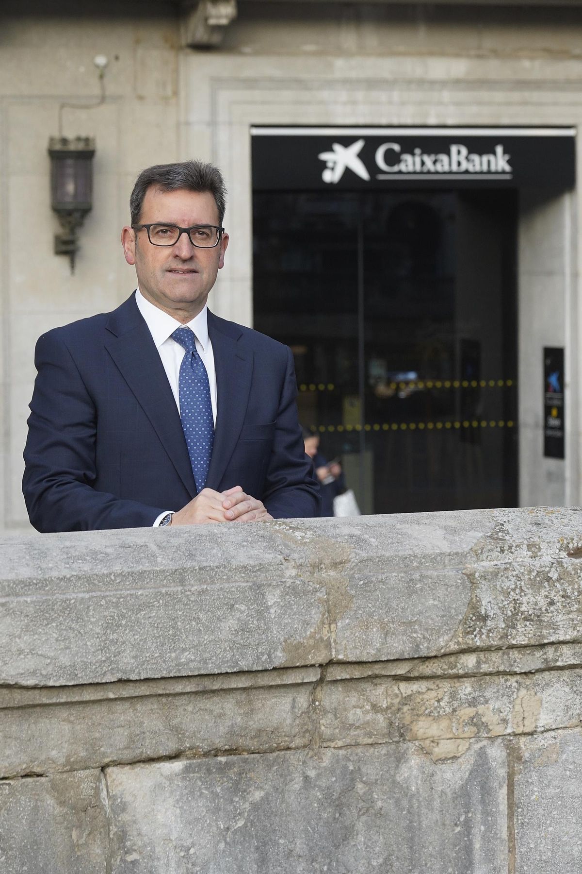 González, davant l’oficina de CaixaBank al carrer Santa Clara de Girona.