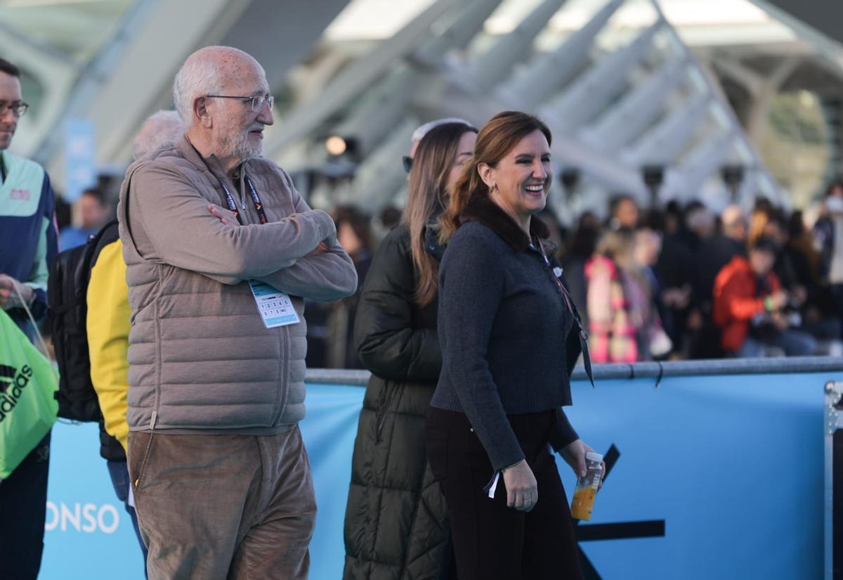 Juan Roig, con María José Catalá, durante el Maratón Valencia 2025