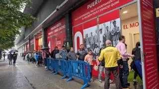 La lluvia no frena las colas en El Molinón para ver la copa del mundo antes del partido del Sporting