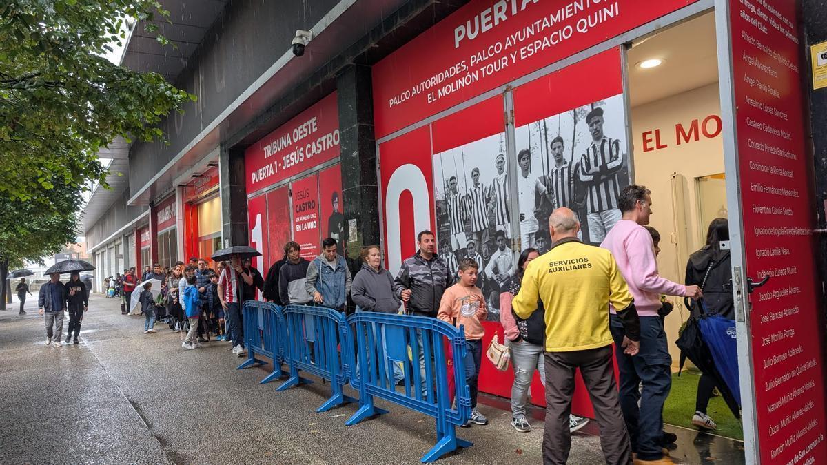 La lluvia no frena las colas en El Molinón para ver la copa del mundo antes del partido del Sporting
