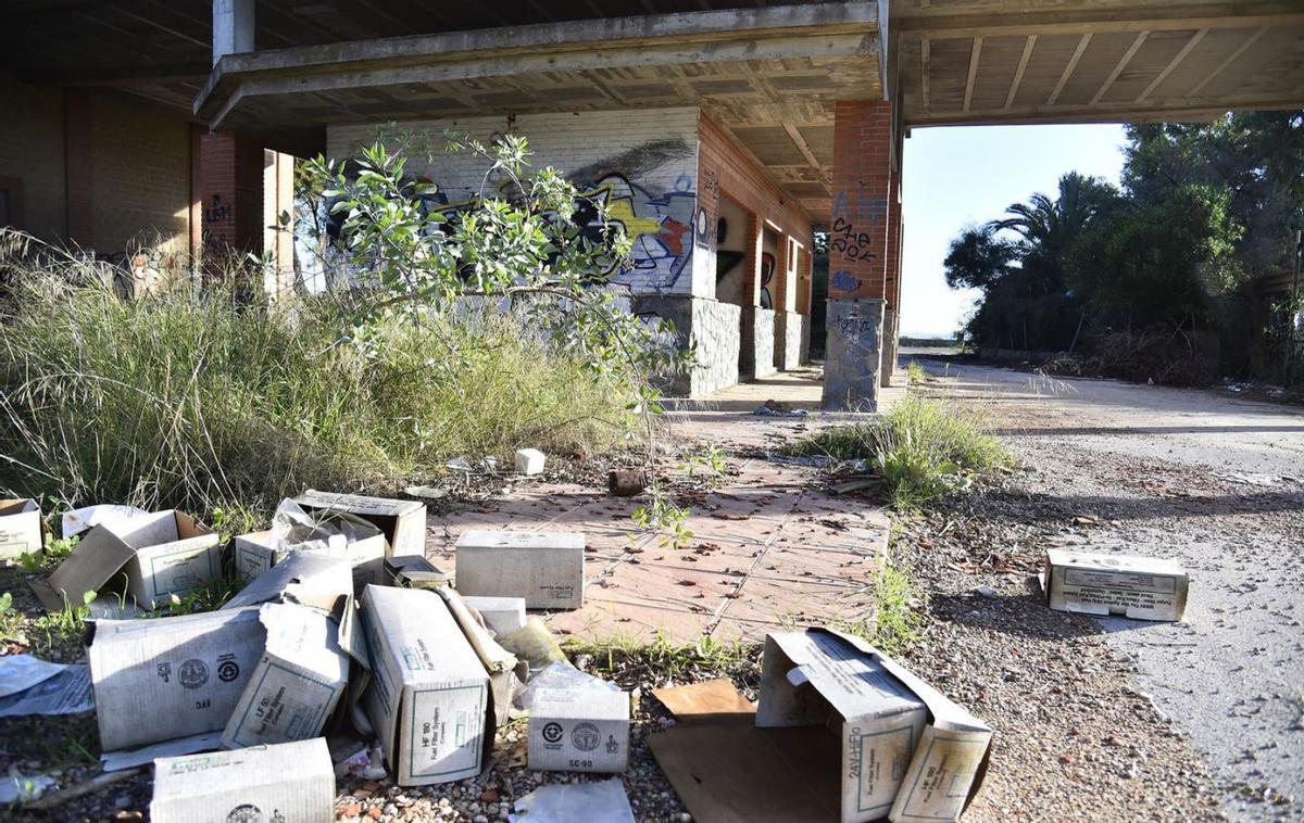 Acumulación de residuos junto a una de las construcciones abandonadas.