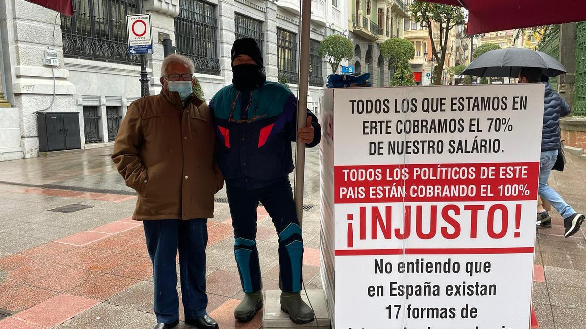 Eusebio y Titi Sánchez, este domingo por la mañana, delante del parlamento, en Oviedo.