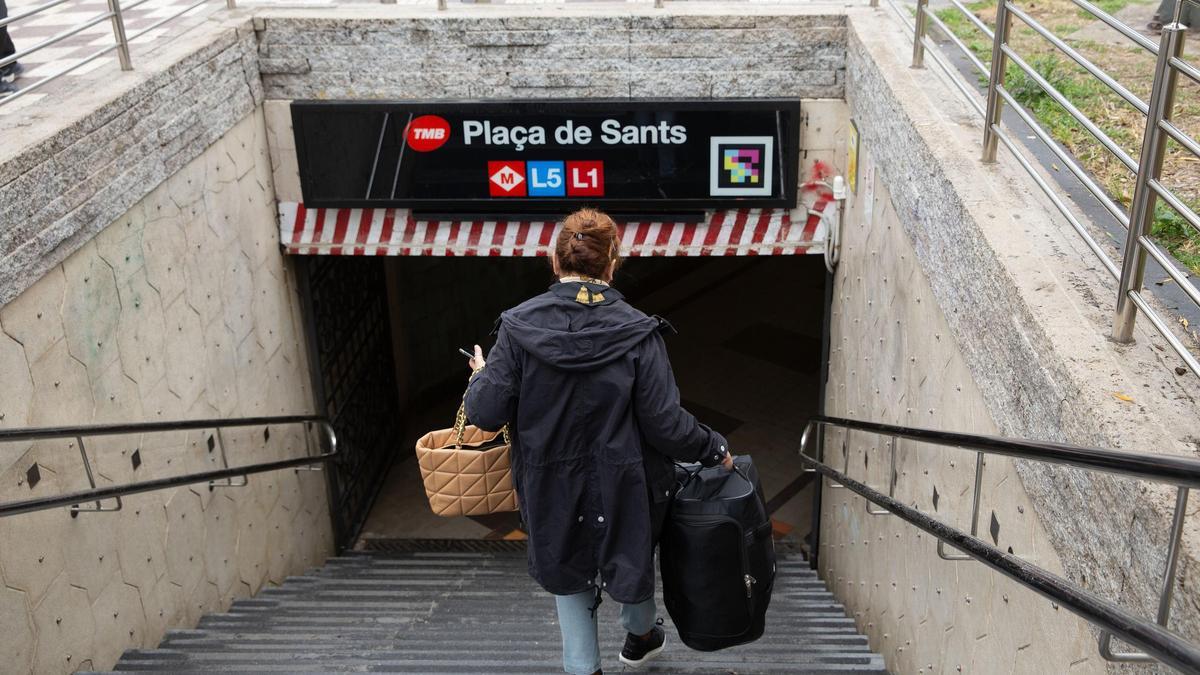 Una boca de la parada de Plaça de Sants, en Barcelona.